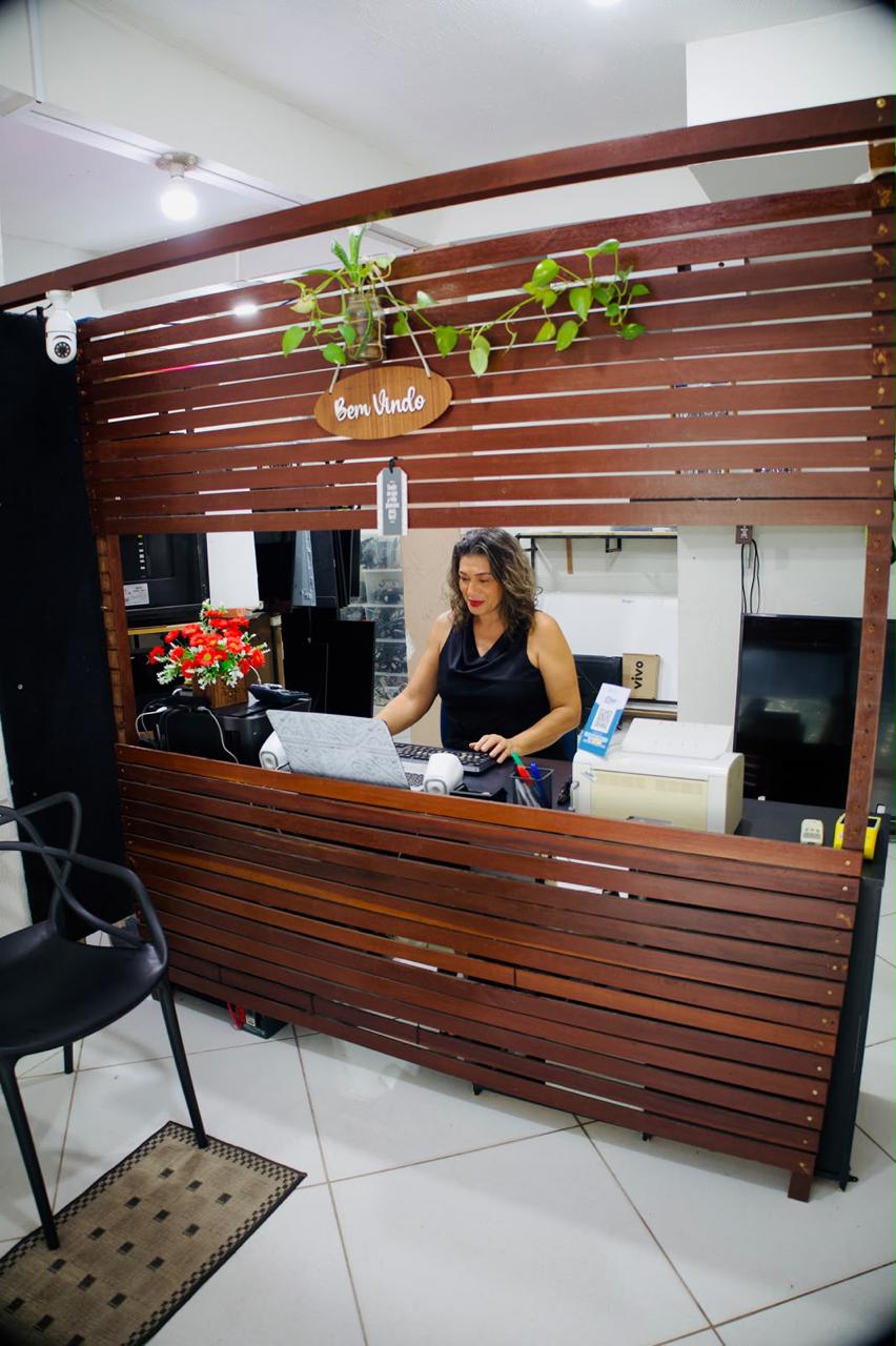 Atendimento na recepção da loja